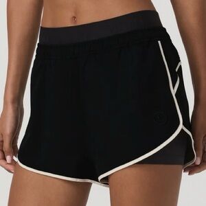 Vuori Luna Piped 2” short Black , medium.